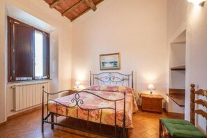 4 bedrooms, WiFi, bed sheets