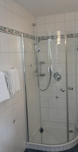 Douche, séchoir à cheveux, serviettes fournies, savon