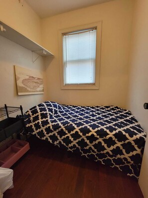 Basic Single Room - 184 Heath St (Boston)