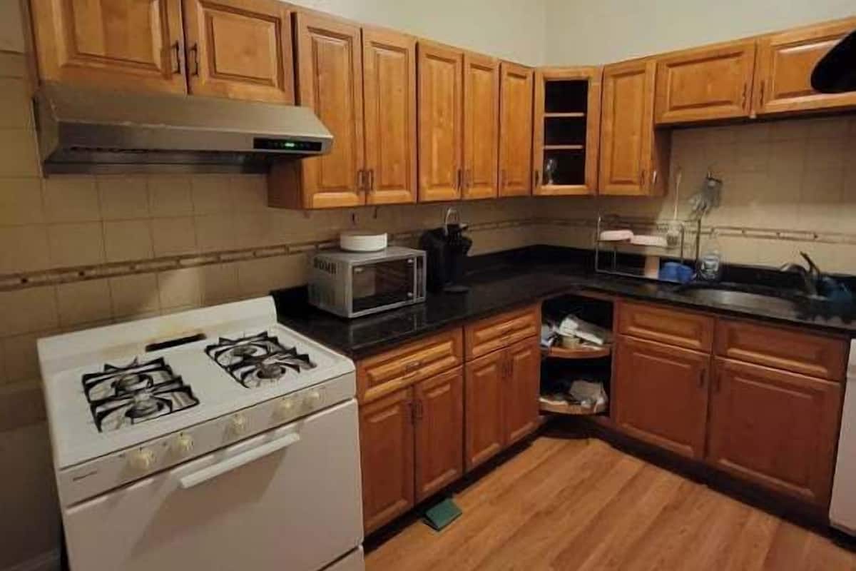 Kjøleskap, mikrobølgeovn, ovn og oppvaskmaskin