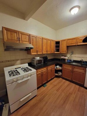 Fridge, microwave, oven, dishwasher - 184 Heath St (Boston)