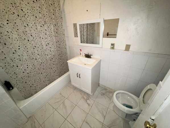 Kombinert dusj/badekar, såpe og toalettpapir