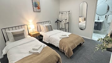 Camera Basic con 2 letti singoli | Con stile personalizzato, con arredamento individuale, postazione laptop