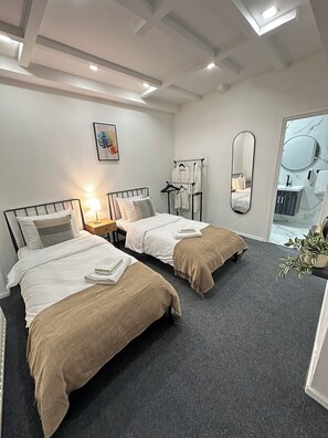 Tomannsrom – basic | Individuelt dekorert, individuelt innredet og skrivebord for bærbar PC