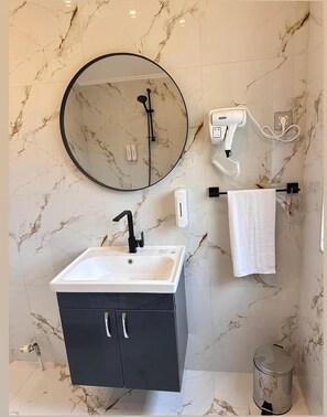 Habitación básica con 2 camas individuales | Baño | Tina con regadera, secadora de cabello, batas, pantuflas 