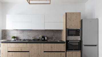 Frigorifero, microonde, forno, piano cottura