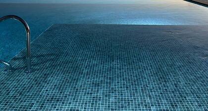 Designer apartment with sea view, infinity pool & direct sea access