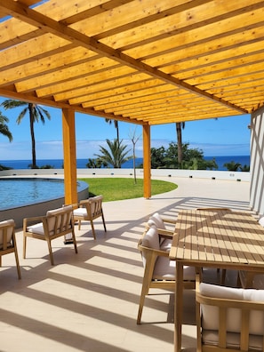 Outdoor dining - Designer apartment with sea view, infinity pool & direct sea access (Funchal)