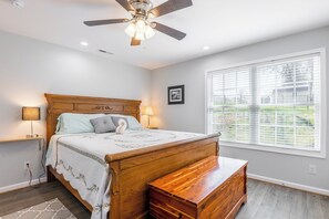 3 bedrooms, desk, iron/ironing board, free WiFi - Cozy home with a modern kitchen, spacious living, serene bedrooms, and a private deck for relaxation (Radford)