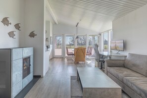 TV, bordtennis, bøker og stereoanlegg