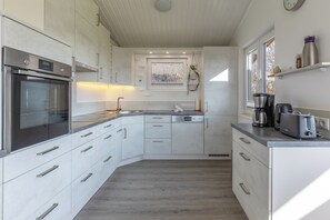 Kjøleskap, mikrobølgeovn, ovn og kokeplater