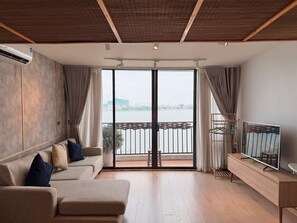 Panoramic Double Room | 1 bedroom, individually decorated, individually furnished, desk - Fresh Westlake (Hanoi)