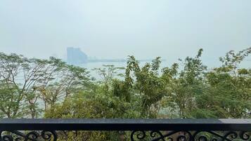 Apartamento, vista para o lago, ao lado do lago | 1 quarto, cortinas blackout, Wi-Fi de cortesia