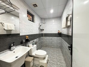 Departamento, vista al lago, junto al lago | Baño | Pantuflas, jabón, shampoo, papel de baño 