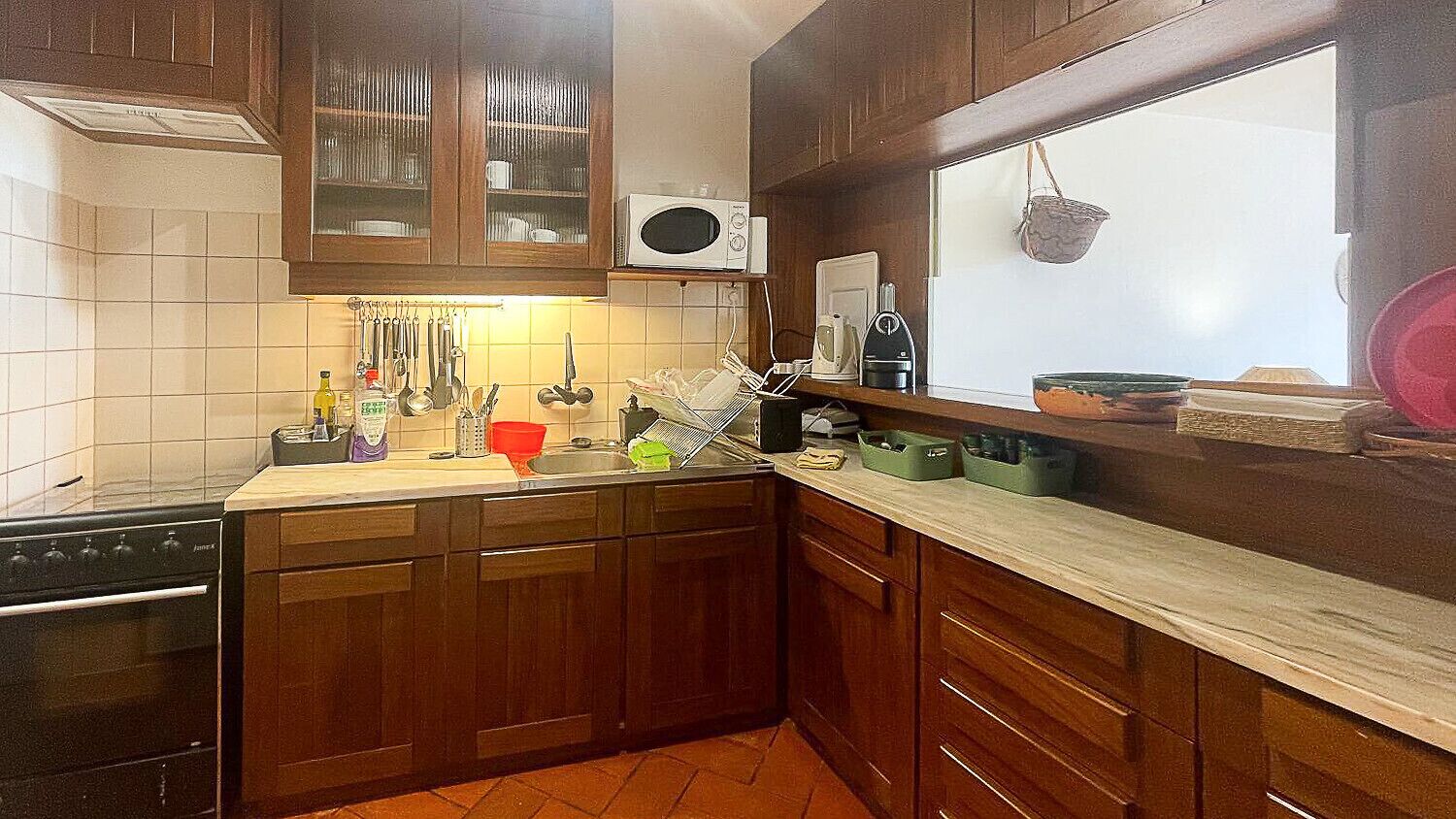 Kjøleskap, mikrobølgeovn, ovn og oppvaskmaskin