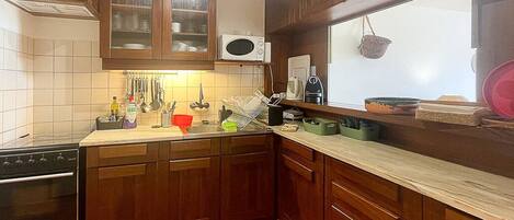 Jääkaappi, mikroaaltouuni, uuni, astianpesukone