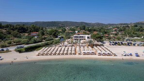 Private beach, white sand, beach umbrellas, beach bar - Linari Sea & Suites (Ormos Panagias)