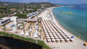 Playa privada, arena blanca, sombrillas, bar en la playa