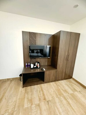 Deluxe Single Room | Wardrobe