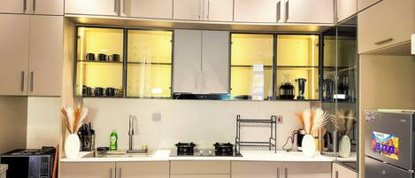 Comfort Apartment, Balcony, Garden View | Private kitchen | Microwave, oven, cookware/dishes/utensils