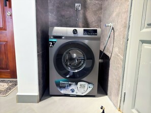 Appartement Confort, balcon, vue jardin | Salle de bain | Douche, articles de toilette gratuits, serviettes fournies, savon