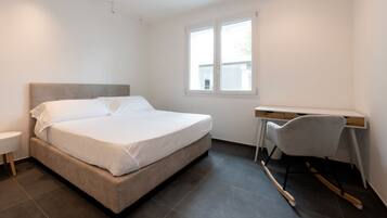 2 chambres, coffres-forts dans les chambres, fer et planche Ă repasser