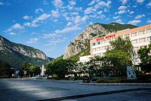 Standard Twin Room, City View | Desk, iron/ironing board, free WiFi, wheelchair access - Hotel Hemus (Vratsa)