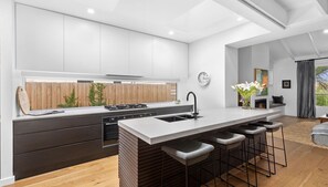 Dishwasher, coffee/tea maker, kitchen islands