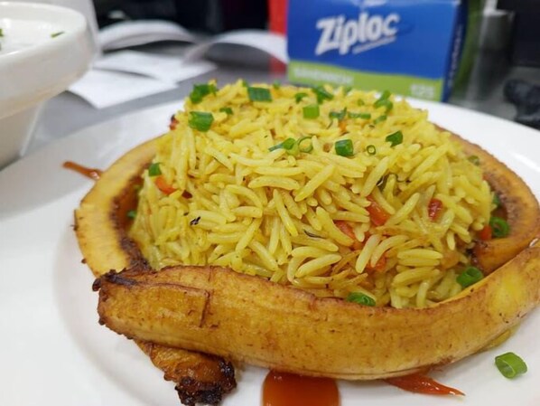 Free daily continental breakfast - DEKINGS LUXURY AND SUITES (Awka)