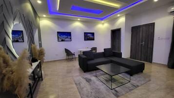 Deluxe Room, Balcony, City View | Living area