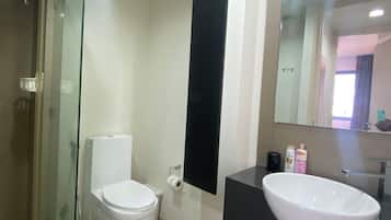Haartrockner, Handtücher, Seife, Toilettenpapier