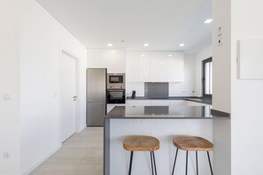 Kühlschrank, Mikrowelle, Ofen, Herdplatte