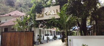 Cali Stays & Cafe By the Bay