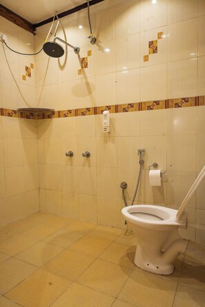 Habitació doble o amb dos llits individuals, vistes a la badia | Bany | Dutxa, articles de tocador gratuïts, assecador de cabells i tovalloles 