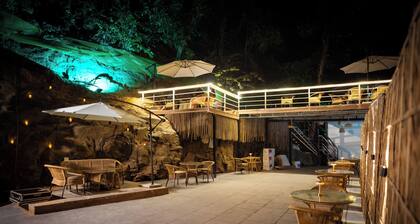 Cali Stays & Cafe By the Bay