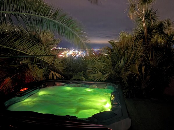 Cottage | Outdoor spa tub