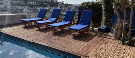 สระว่ายน้ำกลางแจ้ง