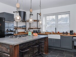 Cookware/dishes/utensils - Delmonte Lodge (Torquay)