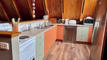 Geladeira, micro-ondas, fogão, cooktop