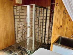 Een douche, handdoeken