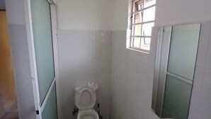 تجهيزات دش، مراحيض شطف، مناشف، صابون