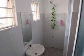 Douche, bidet, serviettes fournies, savon