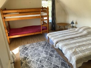 2 makuuhuonetta, silitysrauta/-lauta, vauvan matkasänky, vuodevaatteet