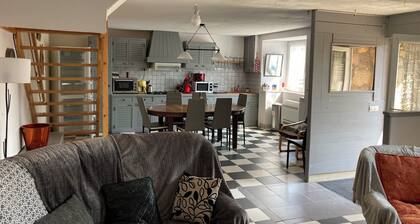 Very quiet house, near Côte de Granit Rose, 7 minutes from beaches.