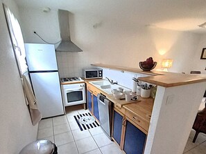 Een koelkast, een microgolfoven, een oven, een kookplaat