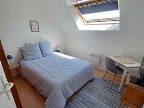 3 bedrooms, travel cot