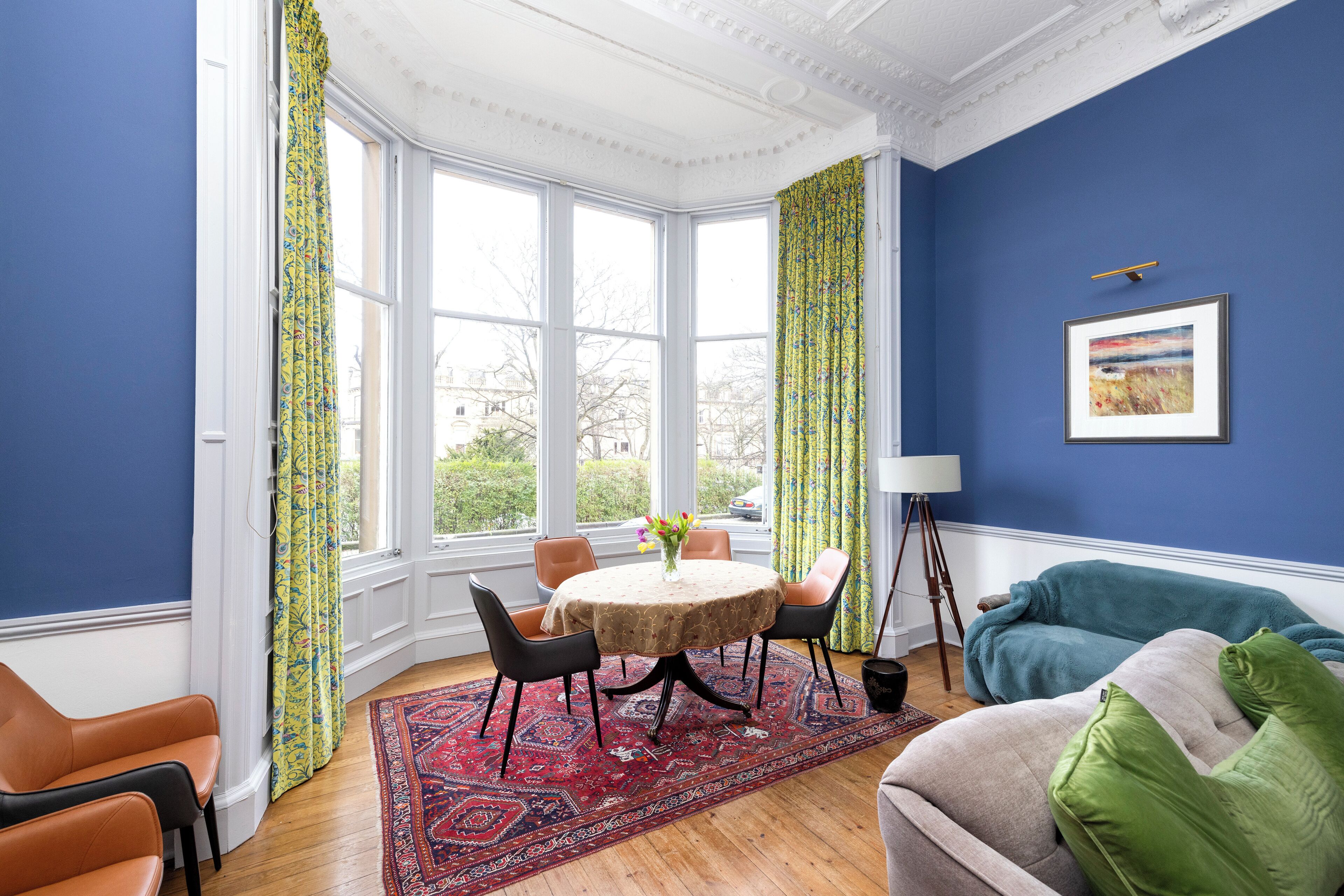 Apartamento, vistas a la ciudad | Zona de estar | Smart TV de 24 pulgadas con canales por cable, una chimenea