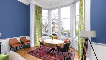 Appartamento, vista città | Area soggiorno | Smart TV 24 pollici con canali via cavo, caminetto