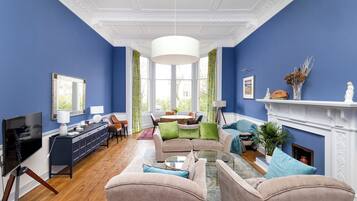 Appartamento, vista città | Area soggiorno | Smart TV 24 pollici con canali via cavo, caminetto