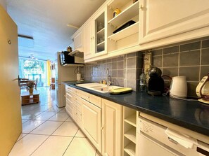 Kjøleskap, mikrobølgeovn, kokeplater og oppvaskmaskin